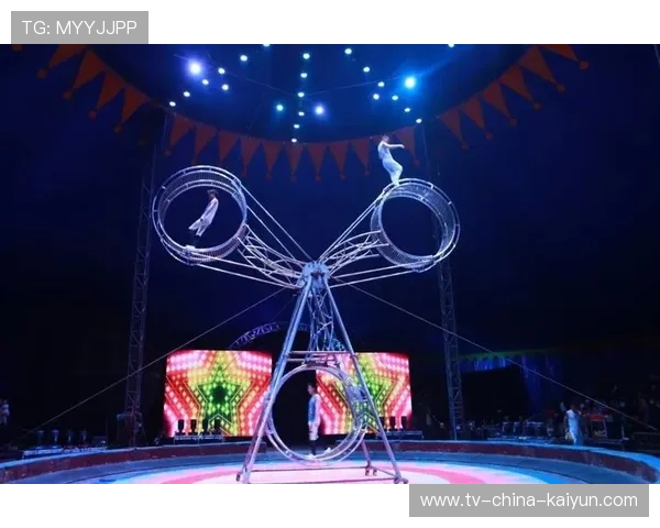 夜间马术赛场景别具一格，观众反响热烈，夜间马戏团