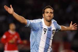 开云电竞在线-C罗与队友亲密互动，更衣室氛围融洽，c罗与球迷合影